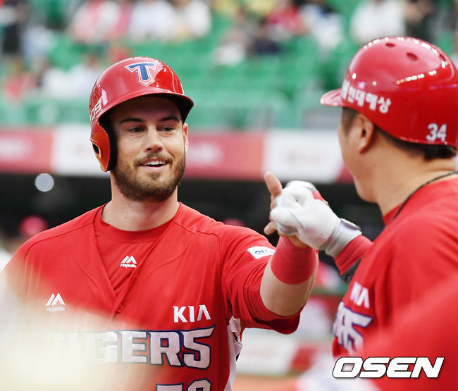 지난 7월 31일 SK 와이번스 인천 경기에서 KIA 터커가 우월 선취 스리런홈런을 날린 후 홈을 밟으며 최형우와 하이파이브를 하고 있다./rumi@osen.co.kr
