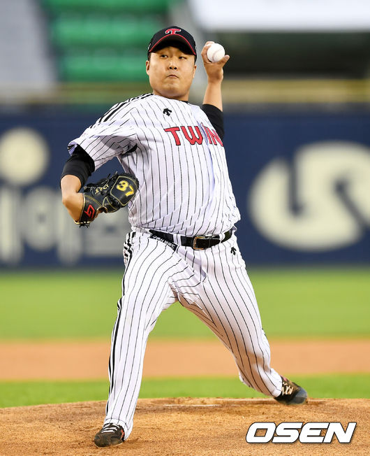 1회초 LG 선발투수 이우찬이 역투하고 있다. /pjmpp@osen.co.kr