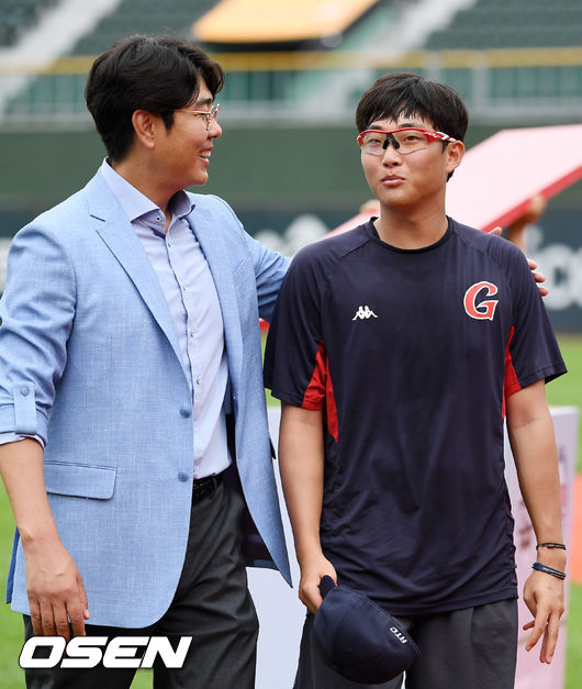 정민철 해설위원과 이야기를 나누는 박세웅. /rumi@osen.co.kr