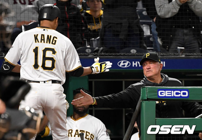 강정호가 홈을 밟은 뒤 허들 감독과 인사를 나누고 있다. /dreamer@osen.co.kr