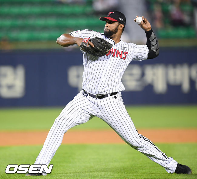 31일 오후 서울 잠실야구장에서 '2019 신한은행 MY CAR KBO리그' LG 트윈스와 키움 히어로즈의 경기가 열렸다.7회초 무사 만루 키움 이지영의 내야땅볼때 LG 페게로 1루수가 악송구를 던지고 있다. /soul1014@osen.co.kr