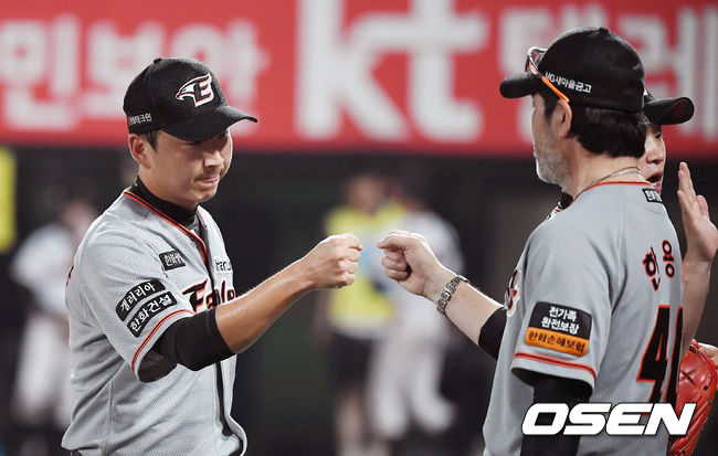 승리를 거둔 한화 정우람이 한용덕 감독과 주먹을 맞대고 있다. / youngrae@osen.co.kr