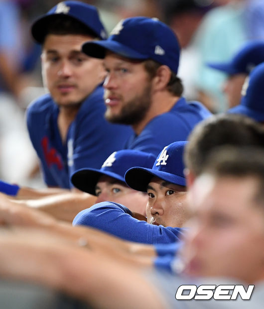 8회초 다저스 류현진이 경기를 지켜보고 있다. 류현진은 오는 1일 선발 등판 예정이다. /jpnews@osen.co.kr