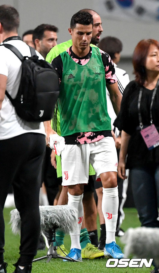 경기종료 직후 벤치만 지킨 크리스타아누 호날두가 경기장을 빠져나가고 있다. /dreamer@osen.co.kr