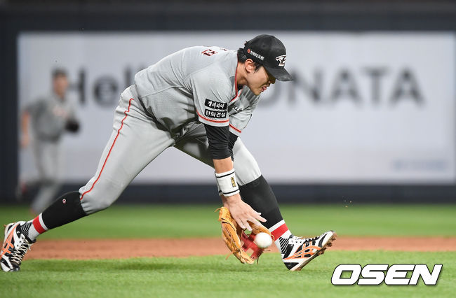 한화 오선진이 내야 땅볼 타구를 잡고있다. / youngrae@osen.co.kr