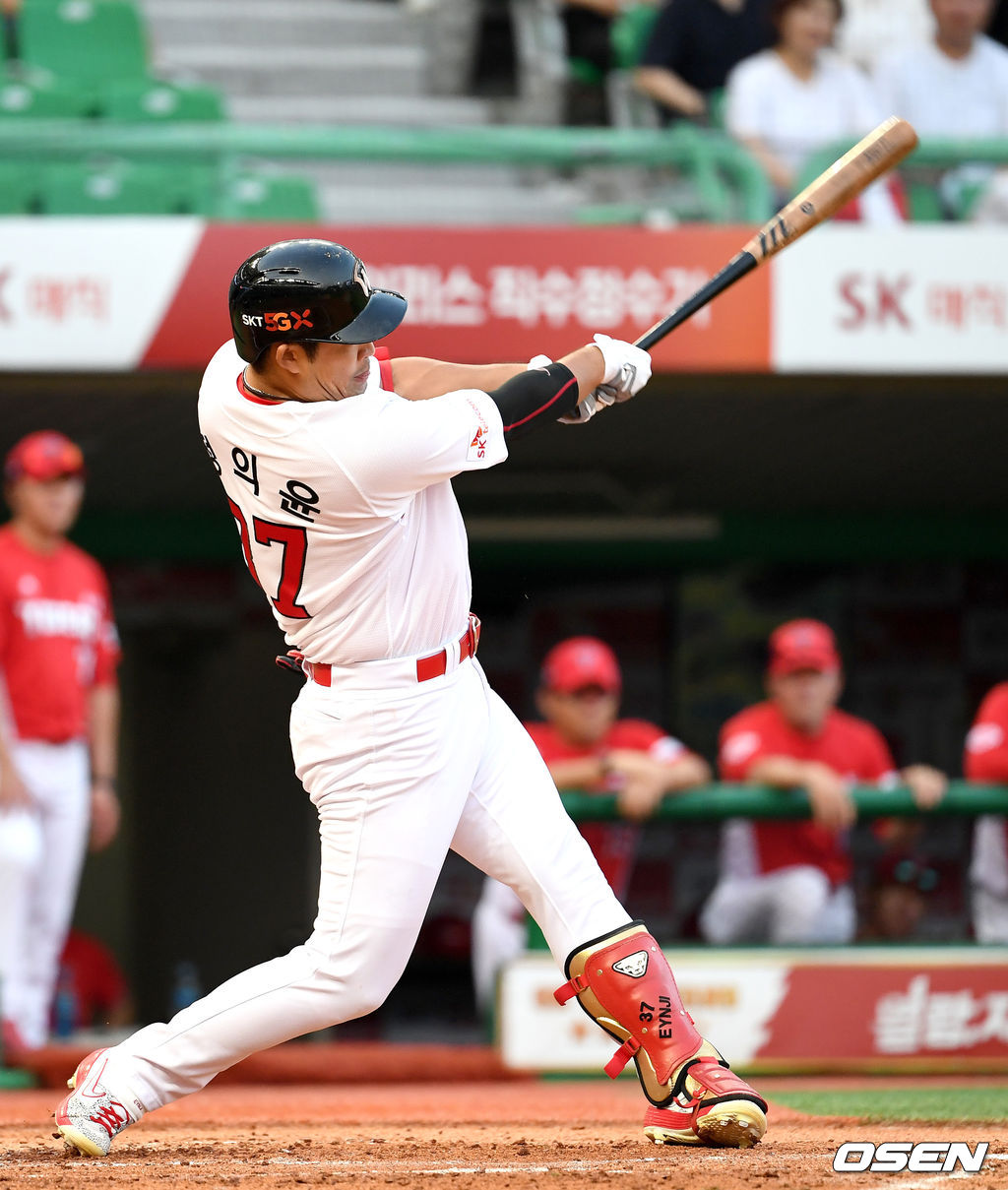1회말 2사 1루 상황 SK 정의윤이 달아나는 우월 투런포를 날리고 있다. /dreamer@osen.co.kr