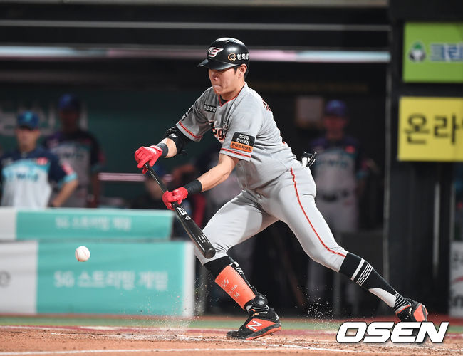 1일 오후 수원 KT위즈파크에서 '2019 신한은행 MY CAR KBO리그' KT위즈와 한화 이글스 경기가 열렸다.6회초 무사 1,3루 한화 강경학이 기습 번트를 시도하고 있다. / youngrae@osen.co.kr