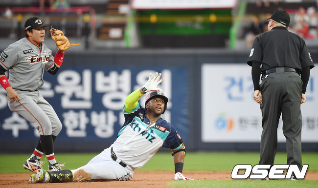 1일 오후 수원 KT위즈파크에서 '2019 신한은행 MY CAR KBO리그' KT위즈와 한화 이글스 경기가 열렸다.2회말 1사 KT 로하스가 안타를 때린 뒤 2루까지 진루하다 아웃당하고 있다. / youngrae@osen.co.kr