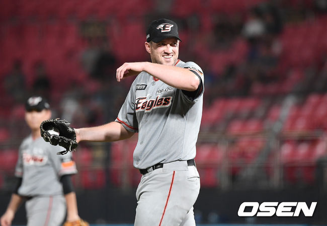 1일 오후 수원 KT위즈파크에서 '2019 신한은행 MY CAR KBO리그' KT위즈와 한화 이글스 경기가 열렸다.6회말 1사 한화 채드벨이 KT 심우준의 타구를 처리한 뒤 미소짓고 있다. / youngrae@osen.co.kr