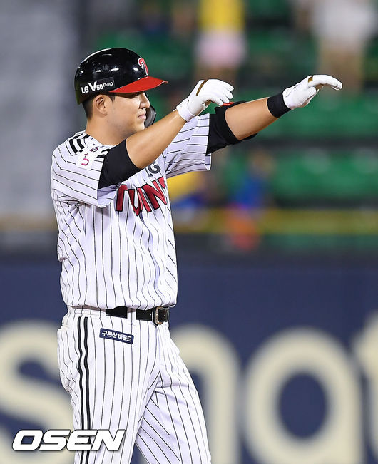 7회말 2사 2,3루 LG 김민성이 역전 2타점 적시 2루타를 날리고 세리머니를 하고 있다. / soul1014@osen.co.kr