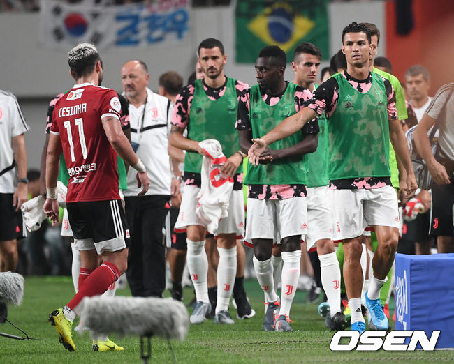 전반 팀 K리그 세징야가 다시 앞서가는 골을 성공시킨 뒤 호날두의 세리머니를 했다. 전반 종료 직후 인사를 나누는 호날두와 세징야. /dreamer@osen.co.kr