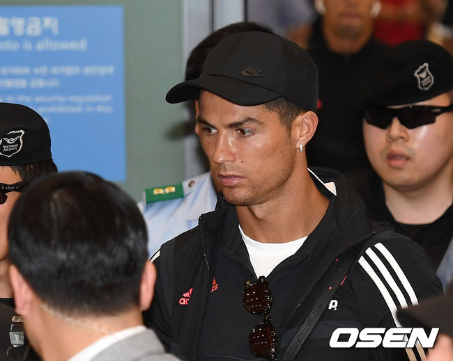이탈리아 프로축구 세리에A 유벤투스가 서울월드컵경기장에서 열리는 팀K리그와 유벤투스FC의 친선경기에 참석하기 위해 인천국제공항을 통해 입국했다.크리스티아누 호날두가 입국장을 나가고 있다. /sunday@osen.co.kr