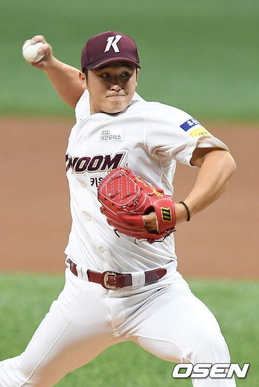 4일 오후 서울 고척 스카이돔에서 '2019 신한은행 MY CAR KBO리그’ 키움 히어로즈와 두산 베어스의 경기가 열렸다.1회초 키움 최원태가 역투하고 있다. / youngrae@osen.co.kr