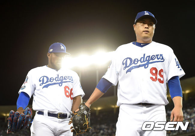 지난해 디비전시리즈 1차전에서 류현진이 푸이그와 하이파이브를 하며 더그아웃으로 가고 있다./dreamer@osen.co.kr