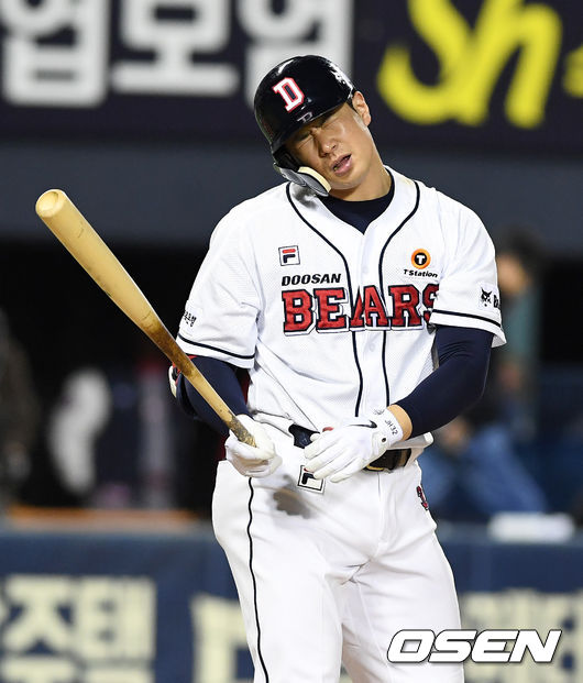 두산 김재환이 헛스윙에 아쉬워하고 있다. /jpnews@osen.co.kr