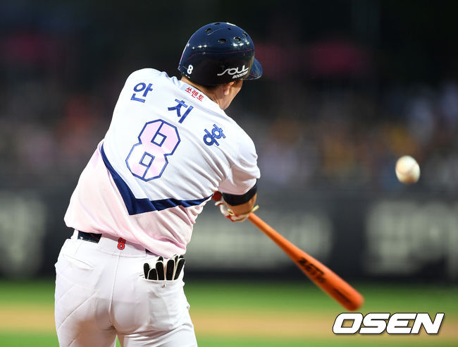 8회말 2사 만루에서 KIA 안치홍이 타격을 하고 있다. /sunday@osen.co.kr