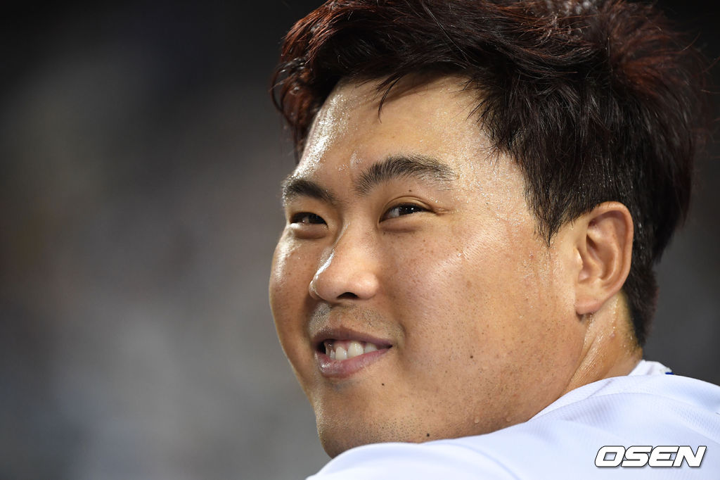 5회초 수비를 마친 류현진이 웃으며 더그아웃으로 들어가고 있다. /jpnews@osen.co.kr