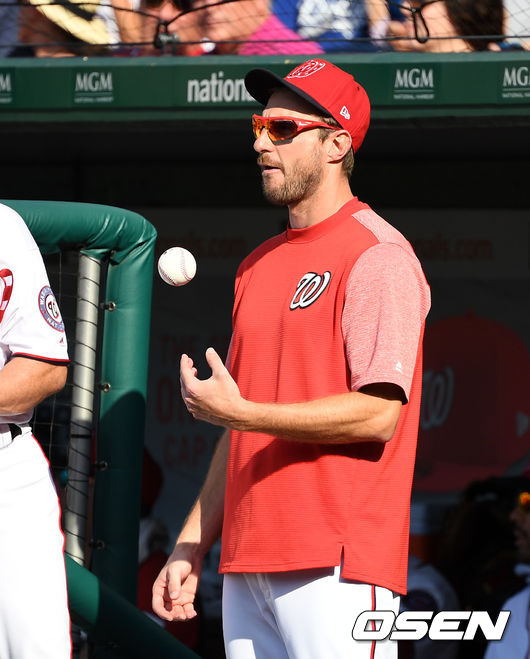 맥스 슈어저가 경기를 지켜보고 있다. /jpnews@osen.co.kr