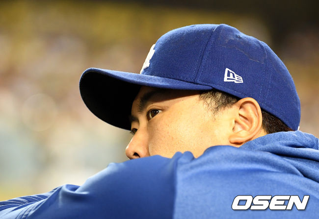 8회 다저스 류현진이 더그아웃에서 경기를 지켜보고 있다. 10일짜리 부상자 명단에 오른 류현진은 가벼운 목 통증으로 선발 로테이션을 한 번 빠질 전망이다. 12일 애리조나와의 홈경기에 선발로 복귀할 수 있다. /jpnews@osen.co.kr