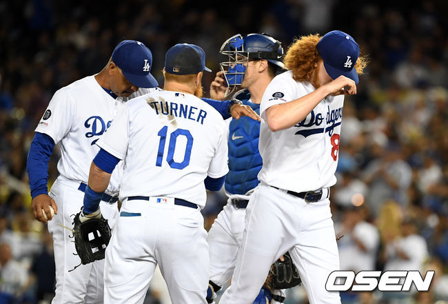 6회초 2사 2루에서 다저스 로버츠 감독이 마운드에 올라 메이를 교체하고 있다. /jpnews@osen.co.kr