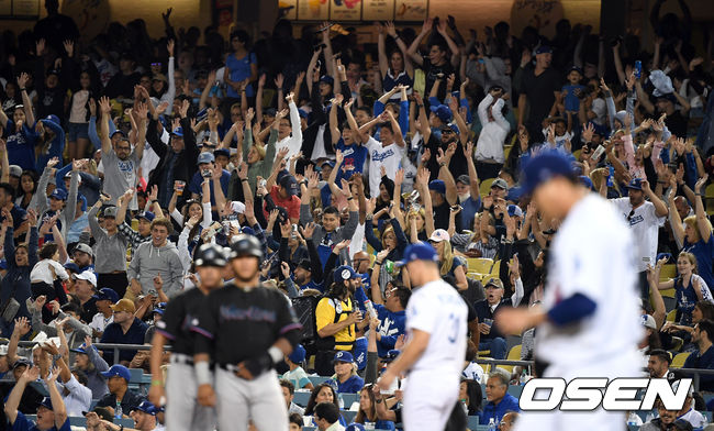 류현진 선발 등판한 마이애미전 6회초 시거가 실책을 하자, 갑자기 다저스팬들이 파도타기 응원을 하고 있다/jpnews@osen.co.kr