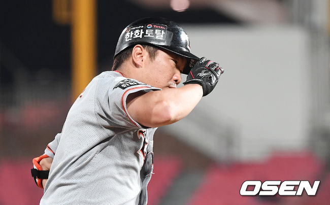 한화 정근우가 투런 홈런을 때린 뒤 세레머니를 하고 있다. / youngrae@osen.co.kr
