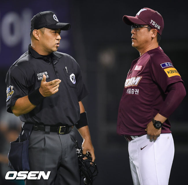 5회초 1사 만루 키움 박동원의 퇴장때 장정석 감독이 윤태수 구심과 이야기를 나누고 있다./ soul1014@osen.co.kr