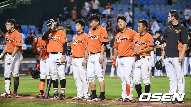 경기종료 후 한화 선수들이 패배에 아쉬워하고 있다. /  soul1014@osen.co.kr