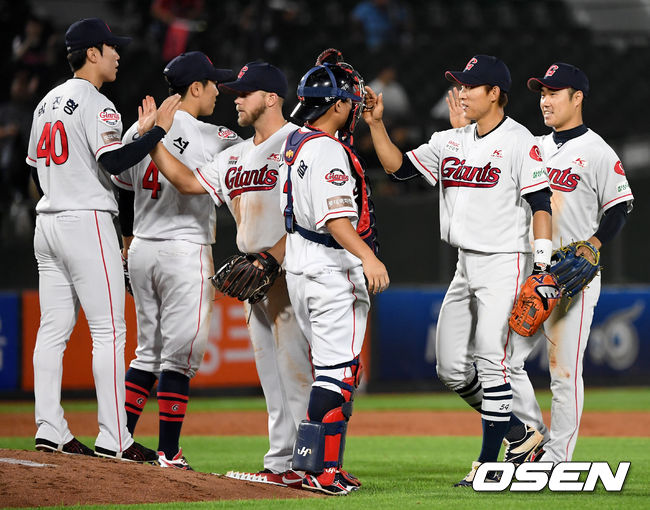 롯데 선수들이 마운드에서 승리 하이파이브를 나누고 있다. /dreamer@osen.co.kr