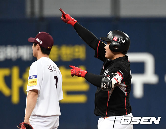 3일 오후 서울 SK고척스카이돔에서 ‘2019 신한은행 마이카 KBO리그’ 키움 히어로즈와 kt wiz의 경기가 열렸다.2회초 1사 2,3루에서 kt 안승한이 좌전 2타점 적시 2루타를 치고 환호하고 있다. /sunday@osen.co.kr