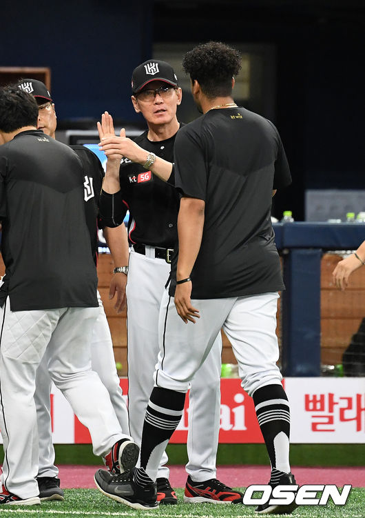 KT는 3일 서울 고척스카이돔에서 열린 ‘2019 신한은행 MY CAR KBO리그’ 키움 히어로즈와의 팀 간 12차전에서 7-1로 승리했다. 이날 승리로 KT는 키움 상대 5연패에서 탈출했다. 시즌 전적은 59승 53패가 됐다. 키움은 2연패에 빠지며 시즌 42패(63승) 째를 당했다.경기 종료 후 kt 이강철 감독이 쿠에바스와 승리의 기쁨을 나누고 있다. /sunday@osen.co.kr