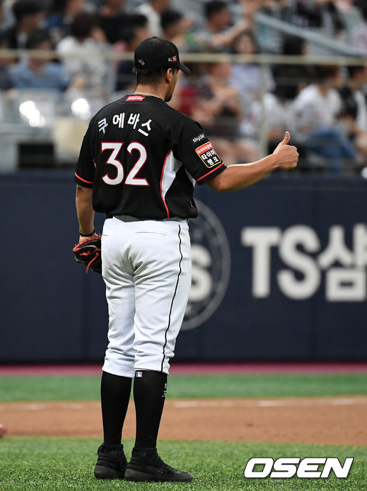 3일 오후 서울 SK고척스카이돔에서 ‘2019 신한은행 마이카 KBO리그’ 키움 히어로즈와 kt wiz의 경기가 열렸다.5회말 무사에서 kt 쿠에바스가 호수비를 펼친 로하스를 향해 엄지를 들어 올리고 있다. /sunday@osen.co.kr