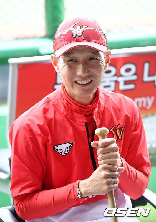 SK 염경엽 감독이 덕아웃에서 취재진들의 질문에 답을 하고 있다. /rumi@osen.co.kr