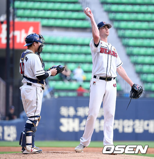 29일 오후 서울 잠실야구장에서 ‘2019년 신한은행 마이카 KBO리그’ 두산 베어스와 롯데 자이언츠의 경기가 열렸다. 4회초 2사 1루에서 두산 후랭코프가 마운드를 내려가고 있다. /sunday@osen.co.kr