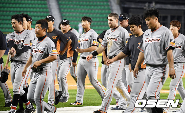 경기를 마치고 한화 선수들이 패배에 아쉬운 표정을 지으며 그라운드를 나서고 있다. /jpnews@osen.co.kr