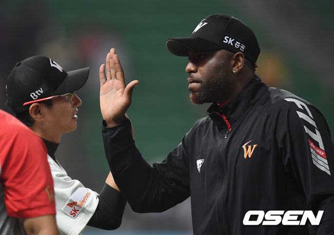 승리를 거둔 SK 염경엽 감독과 소사가 하이파이브를 하고 있다. / youngrae@osen.co.kr