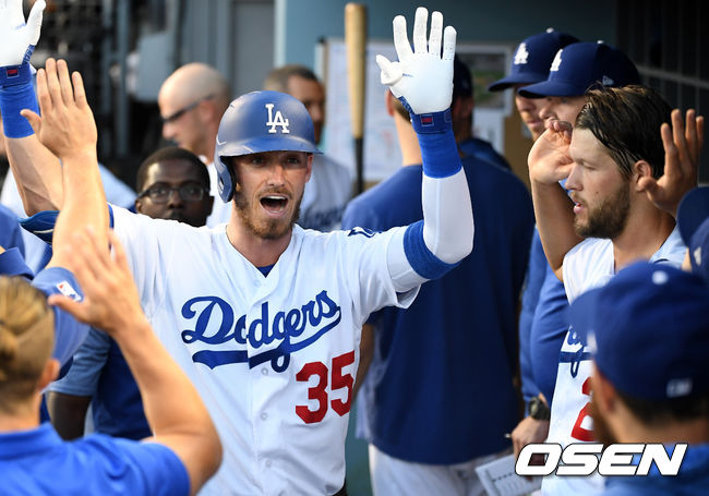 LA 다저스 벨린저가 동점 솔로포를 날리고 기뻐하고 있다.  /jpnews@osen.co.kr