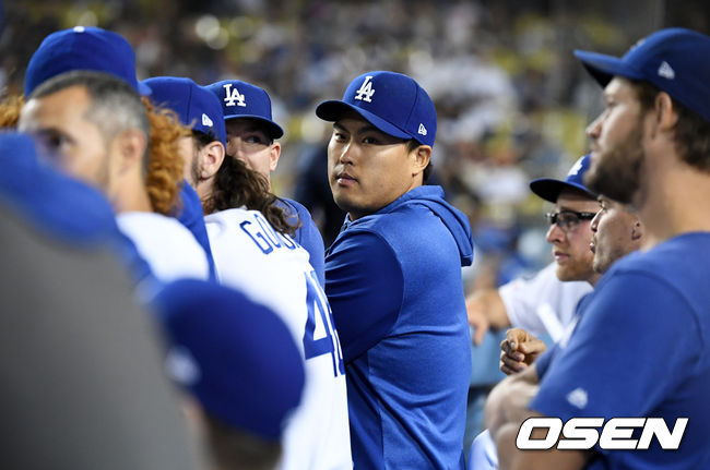 9회말 다저스 류현진이 더그아웃에서 경기를 지켜보고 있다. 10일짜리 부상자 명단에 오른 류현진은 가벼운 목 통증으로 선발 로테이션을 한 번 빠질 전망이다. 12일 애리조나와의 홈경기에 선발로 복귀할 수 있다. /jpnews@osen.co.kr