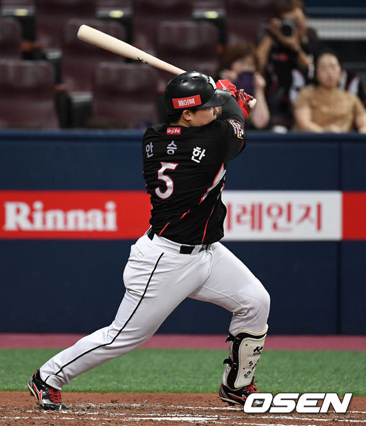 3일 오후 서울 SK고척스카이돔에서 ‘2019 신한은행 마이카 KBO리그’ 키움 히어로즈와 kt wiz의 경기가 열렸다.2회초 1사 2,3루에서 kt 안승한이 좌전 2타점 적시 2루타를 치고 있다. /sunday@osen.co.kr