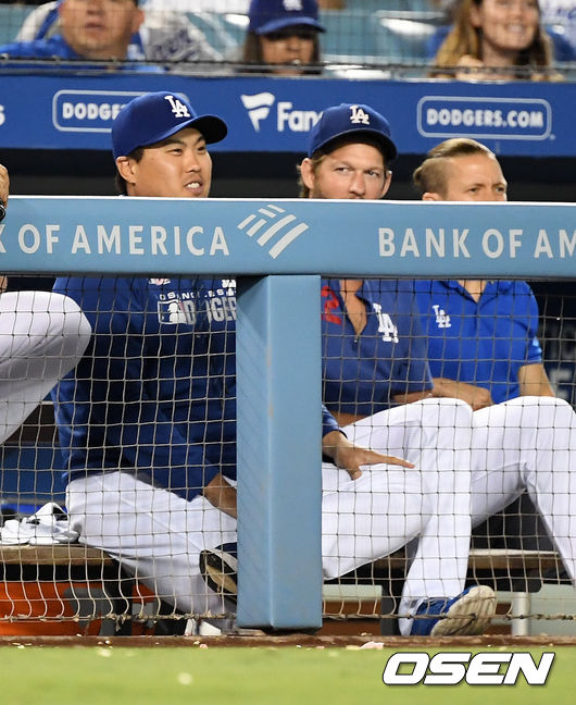 9회초 2사에서 다저스 류현진이 커쇼와 나란히 앉아 경기를 지켜보고 있다./jpnews@osen.co.kr