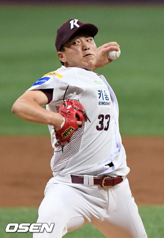 28일 오후 서울 고척스카이돔에서 ‘2019 신한은행 MY CAR KBO리그' 키움 히어로즈와 NC 다이노스의 경기가 열렸다.  키움 선발 이승호가 마운드 위에서 힘차게 공을 뿌리고 있다./rumi@osen.co.kr