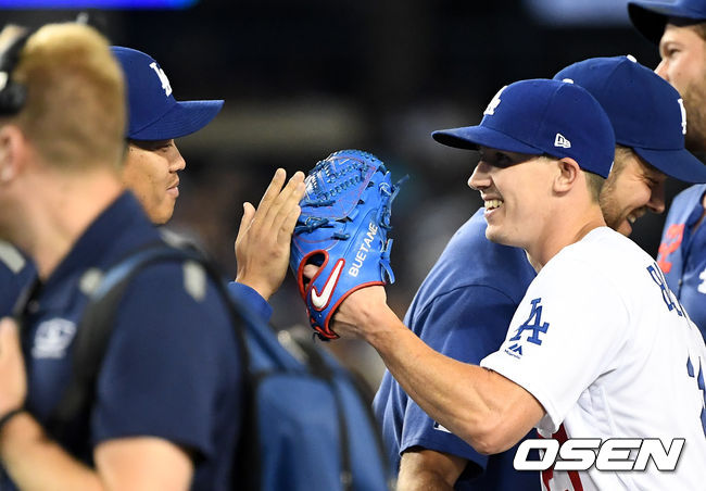 경기를 마치고 다저스 류현진이 뷸러를 축하해주고 있다./jpnews@osen.co.kr