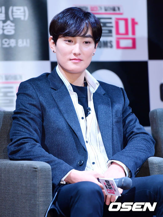 가수 강타가 포토타임을 갖고 있다.  /pjmpp@osen.co.kr