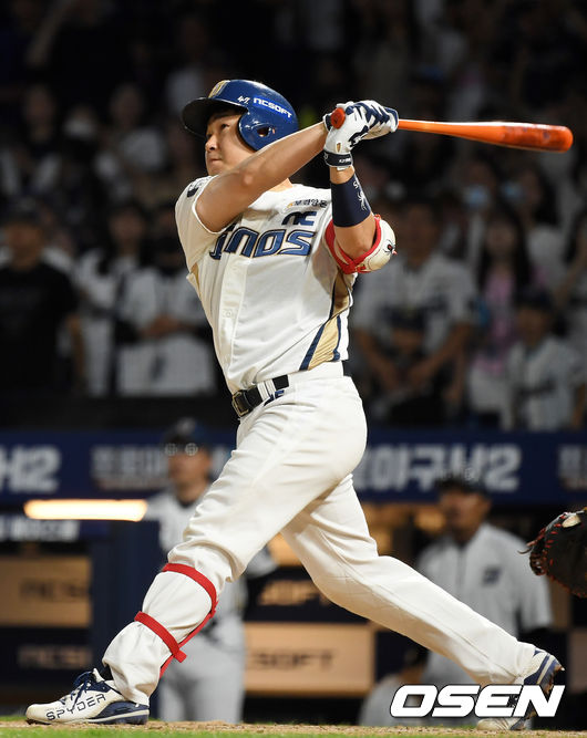 NC 주전포수 양의지가 좌월 역전 투런 홈런을 날리고 있다./rumi@osen.co.kr