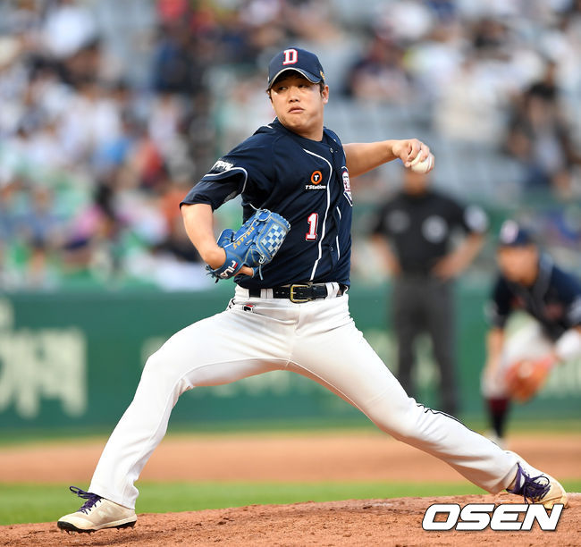 23일 오후 인천 SK행복드림구장에서 ‘2019년 신한은행 마이카 KBO리그’ SK 와이번스와 두산 베어스의 경기가 열렸다.  7회말 무사에서 두산 함덕주가 역투하고 있다. / sunday@osen.co.kr
