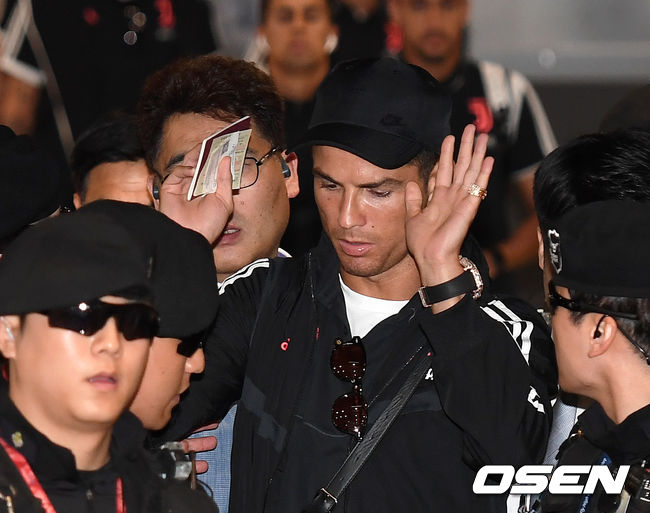 크리스티아누 호날두가 입국장을 나가고 있다. /sunday@osen.co.kr