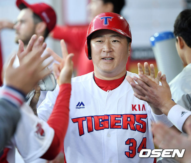 KIA 최형우가 덕아웃에서 동료들과 하이파이브를 하고 있다./rumi@osen.co.kr