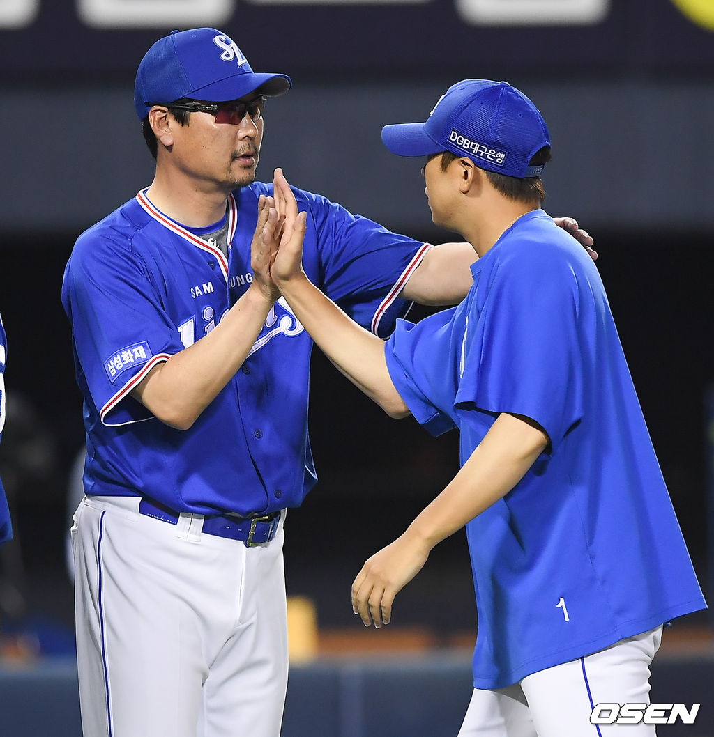 경기종료 후 삼성 김한수 감독이 7승을 거둔 윤성환과 하이파이브를 하고 있다. / soul1014@osen.co.kr