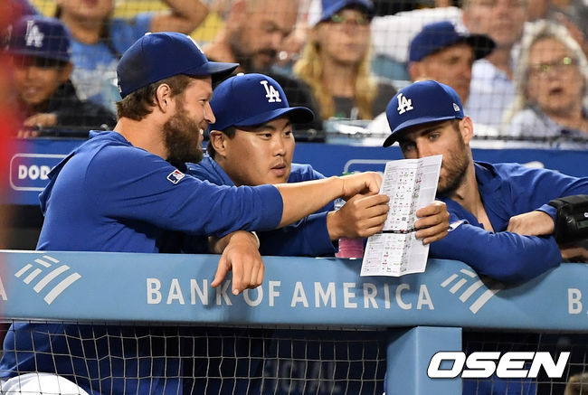 8회초 다저스 커쇼와 류현진이 더그아웃에서 분석표를 살피며 이야기 나누고 있다. /jpnews@osen.co.kr