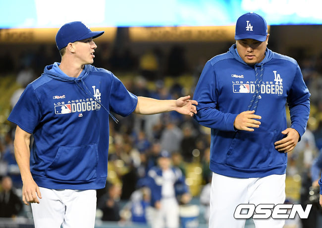 경기 후 류현진이 팀동료 워커 뷸러와 이야기 나누고 있다. / eastsea@osen.co.kr